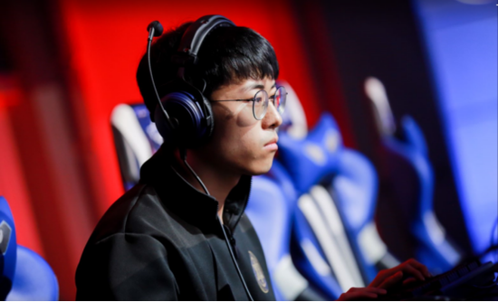 开云体育平台APP-HKA碾压FLY，Canyon线上压制力十足焦点之战淘汰赛，点燃全场激情