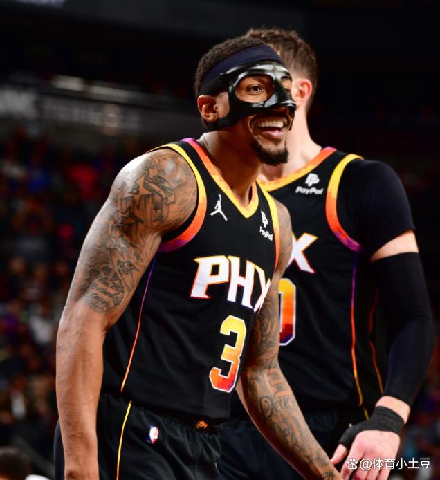 开云APP-青岛队完胜雄鹿，布克状态火热